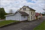 Der ehemalige Bahnhof Werentzhouse an der Strecke von Altkirch nach Pfirt (heute Ferrette). Von der Strecke ist nicht mehr viel zu erkennen, da sie weitgehend vom später erweiterten Straßenplanum verschluckt wurde. April 2023.