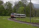 Vor dem Dampfzug im Val Travers muss erst noch ein RBDe 560 passieren, der hier das Landhaus Le Marais umfhrt.