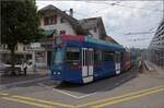 Es könnte aber auch sein, dass das Blaue Bähnli auch gerne auf den richtigen Gleisen des Blauen Bähnlis fahren würde, wo gerade das Bern Mobil Tram 83 auf die Rückfahrt wartet. Die Worblentalbahn ist nämlich das falsche Revier. Worb, Juni 2023.