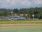 Das Blaue Bähnli BDe 4/4 38 fernab der Heimat am Löffelhof beim Bahnhof Lohn-Lüterkofen. Juni 2023.