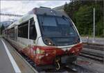 Der MOB Be 4/4 5002 mit Werbedesign für die Kôya-san-Strecke in Japan erreicht Lenk. Juli 2023.