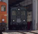 068-24/819319/beim-blick-ins-huttwiler-depot-des Beim Blick ins Huttwiler Depot des Vereins historische Emmentalbahn lugt BDe 2/4 240 hervor. Juli 2023.