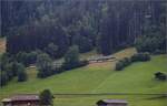 Zwei Triebköpfe der MOB ABe/Be 4/4 mit einem Panoramazug erklimmen die Rampe von Zweisimmen nach Saanenmöser. Blankenburg, Juli 2023.