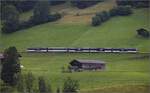 Zwei Triebköpfe der MOB ABe/Be 4/4 mit einem Panoramazug erklimmen die Rampe von Zweisimmen nach Saanenmöser. Blankenburg, Juli 2023.