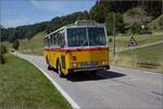 Saurer-Postbus zum  öffentlichen Fahrtag auf der Emmentalbahn.

Mit dem historisierenden Bahnübergangsschild. Oberei, Juli 2023.