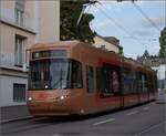 Die Werbecobra Be 5/6 3030 mit dem Traverso-Look in der Asylstrasse in Zrich. Juli 2023.