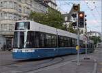 Flexity Be 6/8 4037 in der Forchstrasse in Zrich.