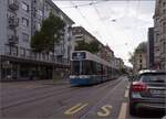 Flexity Be 6/8 4008 in der Seefeldstrasse in Zürich. Juli 2023.