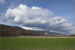 Rem 476 453 der Railcare kurz vor Oberbuchsiten mit groer Wolkenkulisse, Mrz 2024.