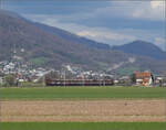 Re 4/4 11172 vor der Kulisse von Egerkingen und der A2.