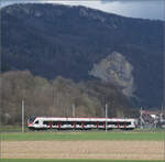 RABe 523 054 vor der Kulisse von Oberbuchsiten.