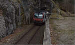 RBDe 560 228 in der ber 400 m tief eingeschnittenen Schlucht von Court.