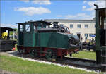 175 Jahre Eisenbahn in Nrdlingen / 55 Jahre Bayrisches Eisenbahnmuseum.

Die gefhrlichste Lok im Museum ist diese Deutz-Lok aus dem Jahr 1916, die erst 1935 auf Holzgasantrieb umgebaut wurde. Nachdem das Holz im Holzvergaser verkokelt, entsteht nebst 2% Methan und 18% Wasserstoff auch noch 22% Kohlenmonoxid. Von eventuellen Gasen bei Undichtigkeiten sollte man sich in jedem Falle fernhalten. Mai 2024. 