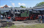 175 Jahre Eisenbahn in Nördlingen / 55 Jahre Bayrisches Eisenbahnmuseum.

Diese kleine Dampflok wurde von Henschel zwar nur in 30 Exemplaren gebaut, die erste bekannte Lok der Baureihe verließ bereits 1880 mit Fabriknummer 1103 die Lokschmiede. Die Lok 'Ries' mit wurde erst 61 Jahre später mit der Fabriknummer 26165 gebaut. Über den Eisenbahnclub München ab 1982 und Museumsbahneinsätzen in Monheim ab 1988-96 kam sie nach Nördlingen. Am Eisenbahnfest teilte sich Nr. 9 'Ries' mit der kleinen Dampfspeicherlok die Rangiereinsätze im Museum. Mai 2024.