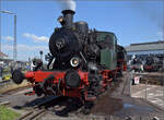 175 Jahre Eisenbahn in Nördlingen / 55 Jahre Bayrisches Eisenbahnmuseum.

Diese kleine Dampflok wurde von Henschel zwar nur in 30 Exemplaren gebaut, die erste bekannte Lok der Baureihe verließ bereits 1880 mit Fabriknummer 1103 die Lokschmiede. Die Lok 'Ries' mit wurde erst 61 Jahre später mit der Fabriknummer 26165 gebaut. Über den Eisenbahnclub München ab 1982 und Museumsbahneinsätzen in Monheim ab 1988-96 kam sie nach Nördlingen. Am Eisenbahnfest teilte sich Nr. 9 'Ries' mit der kleinen Dampfspeicherlok die Rangiereinsätze im Museum. Mai 2024.