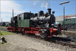 175 Jahre Eisenbahn in Nördlingen / 55 Jahre Bayrisches Eisenbahnmuseum.

Diese kleine Dampflok wurde von Henschel zwar nur in 30 Exemplaren gebaut, die erste bekannte Lok der Baureihe verließ bereits 1880 mit Fabriknummer 1103 die Lokschmiede. Die Lok 'Ries' mit wurde erst 61 Jahre später mit der Fabriknummer 26165 gebaut. Über den Eisenbahnclub München ab 1982 und Museumsbahneinsätzen in Monheim ab 1988-96 kam sie nach Nördlingen. Am Eisenbahnfest teilte sich Nr. 9 'Ries' mit der kleinen Dampfspeicherlok die Rangiereinsätze im Museum. Mai 2024.