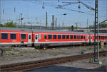 Auf dem Weg nach Nördlingen. 

Der errötete ehemalige IC-Wagen Bpmz 73 80 20-95 613-7 von ELL leistet zur Zeit Dienste beim auf dem IRE auf der HGV Ulm - Wendlingen. Ulm, Mai 2024.