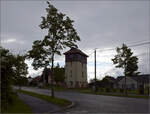 Largtalbahn, Bahnhof Pfetterhausen, heute Pfetterhouse. 

Dieses ungewöhnliche Gebäude passt exakt auf die Beschreibung eines vierstöckigen, viereckigen Wasserturms zur Versorgung der Dampfloks. Unten soll sich ein öffentliches Bad befunden haben. Mai 2024.