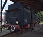 Die Höllentallok 85 007 ist in Freiburg geschützt und relativ unzugänglich aufgestellt. Leider ist der Lack mittlerweile stark liebesbedürftig... Dieser 'Tender-Jumbo' ist die letzte Lok ihrer Art. Es wurden nur 10 Exemplare dieser überraschend massiven Lok gebaut. Juli 2024.
