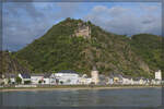 Blick auf St. Goarshausen mit Burg Katz. Juli 2024.