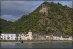 Blick auf St. Goarshausen mit Burg Katz. Juli 2024.