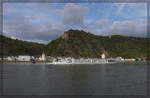 Blick auf St. Goarshausen mit Burg Katz. Juli 2024.