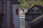 Blick von St. Goar nach St. Goarshausen. Juli 2024.