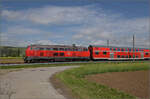 Freundlicherweise gibt es auch im Vorprogramm Regelverkehr mit musealer Bespannung, 218 429 schiebt drei Dostos nach Friedrichshafen.