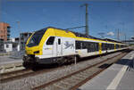 Der Flirt 1429 050 von Arverio alias ET 5.15 fährt aus Aalen Richtung Stuttgart aus.