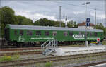 Der Begleitwagen 37 RIV 55 H-KHR 9700 004-7 Uaks zum Trafotransport ist als ungarischer Güterwagen eingestellt, gehört aber zur deutschen Spedition Kübler.