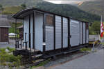 Ein fr mich nicht identifizierbarer Gterwagen als Ausstellungsstck neben den Gleisen im Museumnsbahnhof Realp. August 2025.