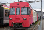 Der Triebwagen Be 4/4 1 ist der letzte bei der Travys erhaltene von drei Triebwagen, die von der ACMV 1981 an die YSteC geliefert wurden. Sie erinnern vom Design stark an die NPZ mit zwei Führerständen. In Yverdon-les-Bains steht an diesem Wochenende kalt auf dem Abstellgleis. Für die YSteC und die BAM wurde nur eine Kleinserie mit 8 Triebwagen aufgelegt. Dezember 2025.