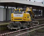 Gleisbagger der Firma Eiffage im Einsatz bei der Modernisierung des Bahnhofs Duisburg.