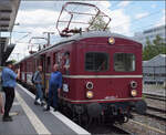 ET 65, der wiederbelebte Rote Heuler.

465 005 ist in Stuttgart-Vaihingen angekommen. Das muss erst mal mit den Verantwortlichen festgehalten werden. Juni 2026.