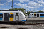 430 050 und 430 063 kommen in Vaihingen an, w�hrend dahinter eine Doppeltraktion 430 mit 430 037 bereits Richtung Stuttgart Zentrum abf�hrt.