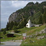 Die reformierte Dorfkirche von Ausserferrera hat man nicht im Dorf gelassen. August 2026.