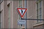 Gef�hrliche Tiere sorgen f�r ein ulkiges Verkehrszeichen in Rottweil-Neckartal. Immerhin ist ein seltener Schwarzspecht sehr realit�tsnah dargestellt. Oktober 2026.