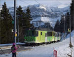 Der Triebwagen BDeh 4/4 81 wurde von SWP/SLM/SAAS im Jahr 1976 an die BVB geliefert und ist hier mit zwei (Ultraleicht-) Wagen bergw�rts unterwegs. Bouquetins, Januar 2026.