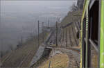 46-011/908210/bdeh-44-313-bringt-den-zug BDeh 4/4 313 bringt den Zug mit Bt 351 und Bt 362 nach Aigle. In Fontanney gibt es eine Ausweichstelle mit nur einer Weiche. Leysin Feydey, Janaur 2026.