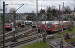 Heute streiken mal nicht Fahrzeuge, Weichen oder Signale, sondern die Mitarbeiter.

Die Abstellanlage des Bahnhof Konstanz in Kreuzlingen ist gut belegt. Von links 146 231 ohne einen streikenden Dosto-Steuerwagen, daf�r mit 146 237(?) als Sandwich. 4010 005, versteckt RABe 521 208 'Singen', hintereinander RABe 521 203 und RABe 521 207, 146 239 und 146 230 jeweils mit Schwarzwaldbahnzug. M�rz 2023.