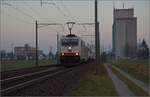 Am fast dauerverschlossenen Bahnbergang.