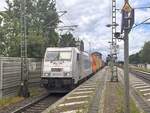 BR 386 022-8 HHLA / Metrans mit Containerzug durch HH-Bergedorf -> Bchen.