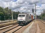 BR 386 030-1 von Metrans mit Containerzug durch HH-Bergedorf -> Tiefstack.
