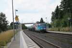 Flaggen Vectron 383 009 hängt am Schluss vom Elbtal Umleiter in Röslau. 22.07.21