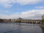 (198'882) - Die Moldau mit Pragerburg und Karlsbrcke am 20.