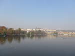 (198'389) - An der Moldau mit Prager Burg und Karlsbrcke am 18.