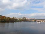 (198'875) - Die Moldau mit Pragerburg und Karlsbrcke am 20. Oktober 2018 in Praha