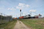 187 513-7 mit einem Containerzug in der Treuchtlinger Kurve in Nürnberg Hohe Marter.