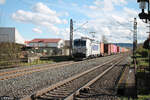 383 438-9 zieht mit einem Containerzug durh Himmelstadt gen Norden.