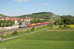 187 511-1 zieht mit einem Containerzug durch Retzbach-Zellingen. 11.05.24